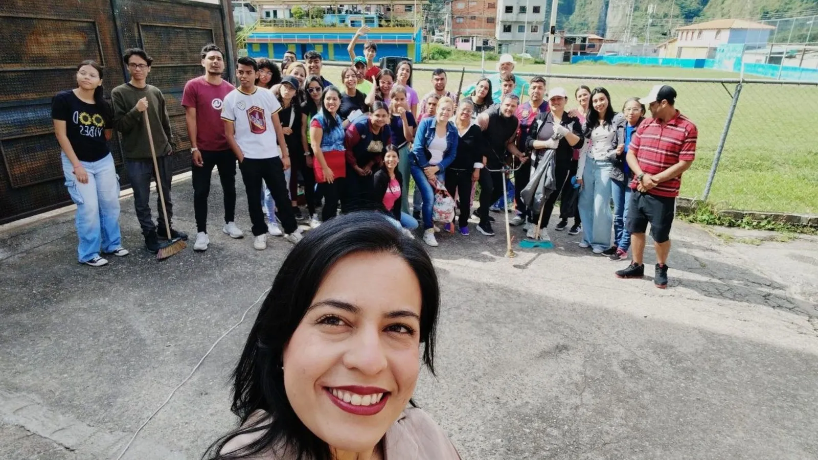 Una iglesia con escoba en la mano: jornada de limpieza en Raúl Leoni